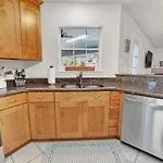 Hibiscus Hideout - 3Br House, Private Pool, Near Bay & Beach!