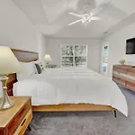 Hibiscus Hideout - 3Br House, Private Pool, Near Bay & Beach!