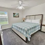 Hibiscus Hideout - 3Br House, Private Pool, Near Bay & Beach!
