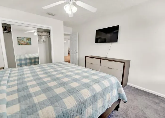 Hibiscus Hideout - 3Br House, Private Pool, Near Bay & Beach!