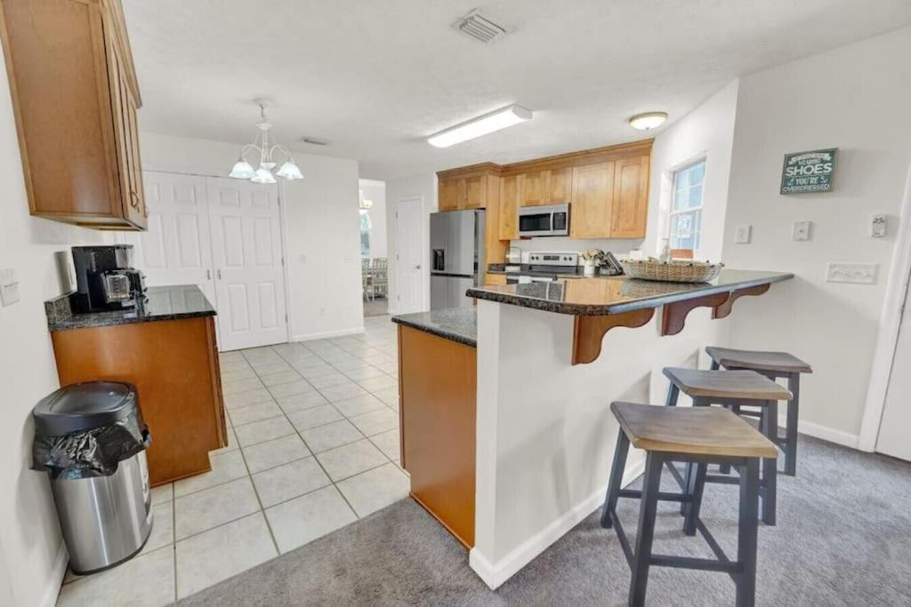 Holiday home Hibiscus Hideout - 3br House, Private Pool, Near Bay & Beach! *
