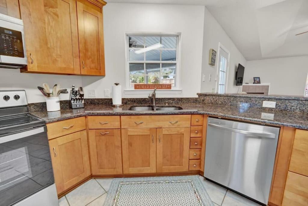 Hibiscus Hideout - 3br House, Private Pool, Near Bay & Beach! Panama City Beach