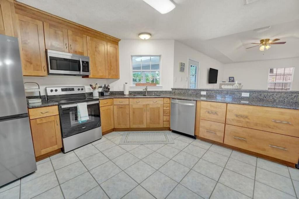 Holiday home Hibiscus Hideout - 3br House, Private Pool, Near Bay & Beach! *