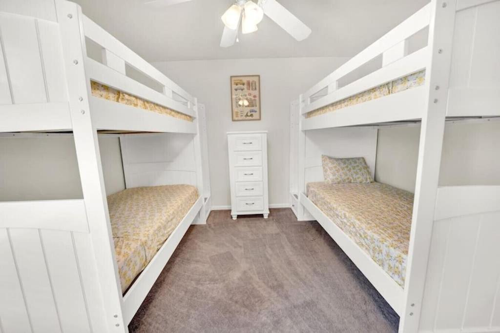 Hibiscus Hideout - 3br House, Private Pool, Near Bay & Beach!