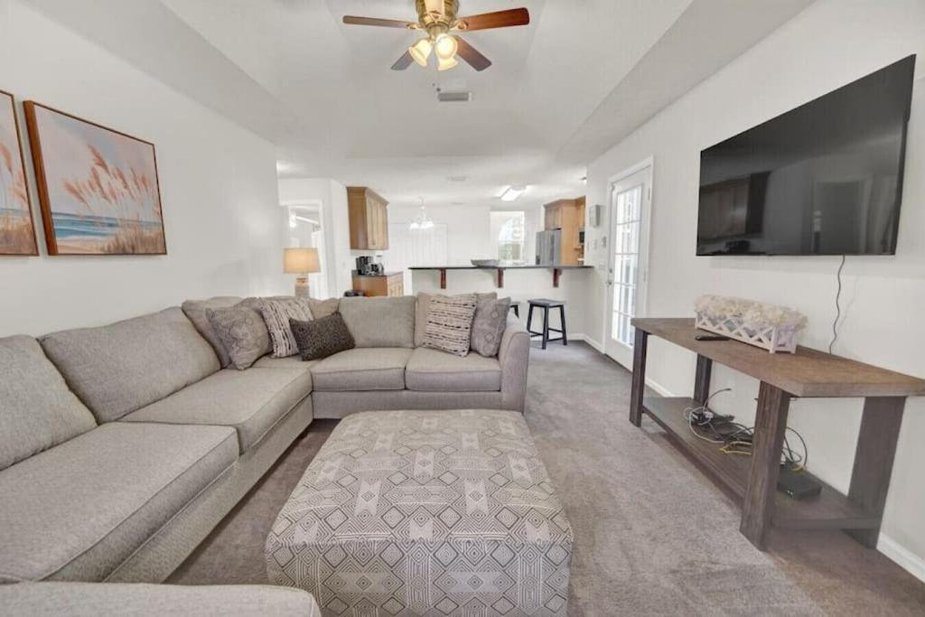 Hibiscus Hideout - 3br House, Private Pool, Near Bay & Beach! Holiday home