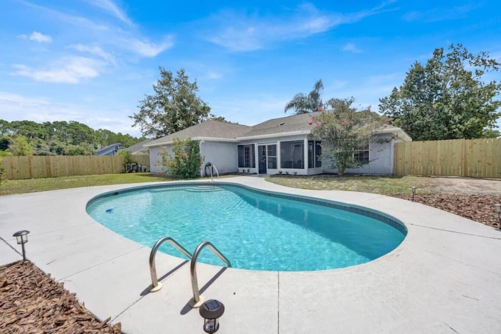 Hibiscus Hideout - 3br House, Private Pool, Near Bay & Beach!