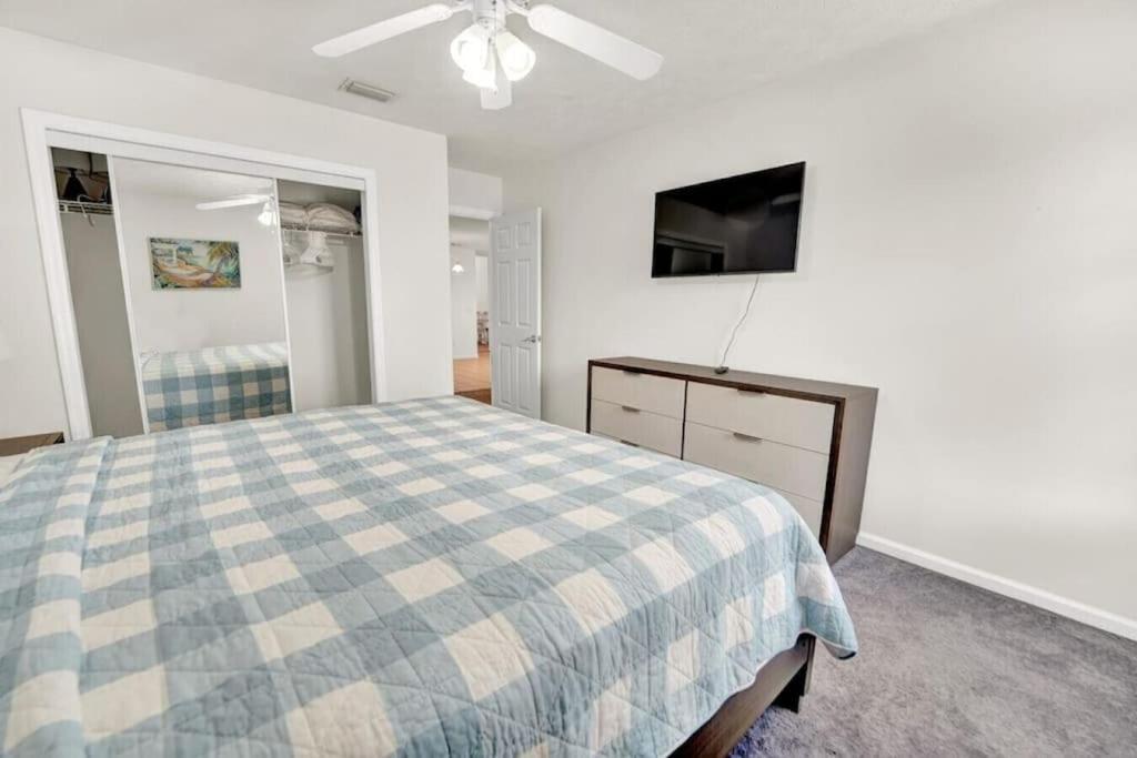 Hibiscus Hideout - 3br House, Private Pool, Near Bay & Beach! *